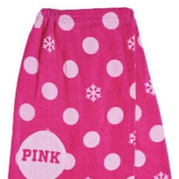 Victoria Secret Pink Polka Dot Bath Wrap 
 26.7" L x 39.4" W - Picture 1 of 1